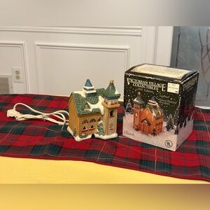 VICTORIAN VILLAGE COLLECTIBLES-1993 Lighted Porcelain Church w Box, EUC